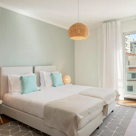 Rodamar Ii By An Island * 丰沙尔